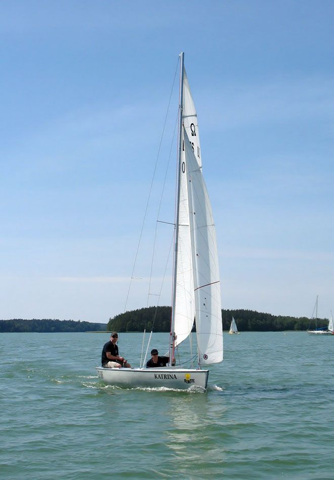 Stanica Żeglarska Bryzgiel – czarter jachtu typu Omega na jeziorze Wigry