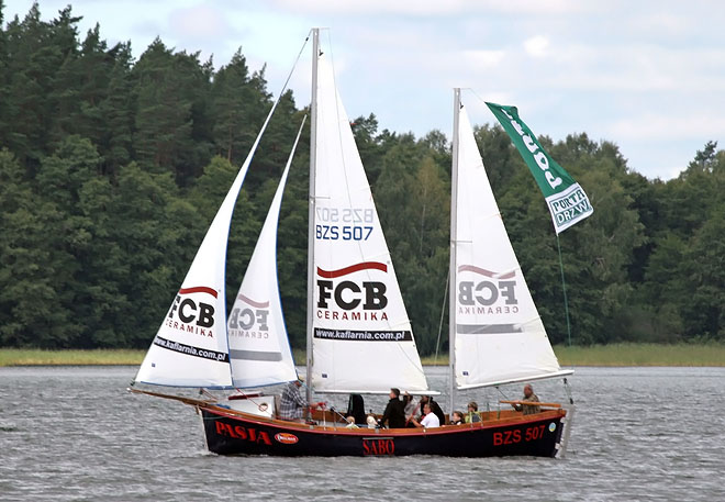 Stanica Żeglarska Bryzgiel – czarter jachtu typu Kecz Bermudzki na jeziorze Wigry